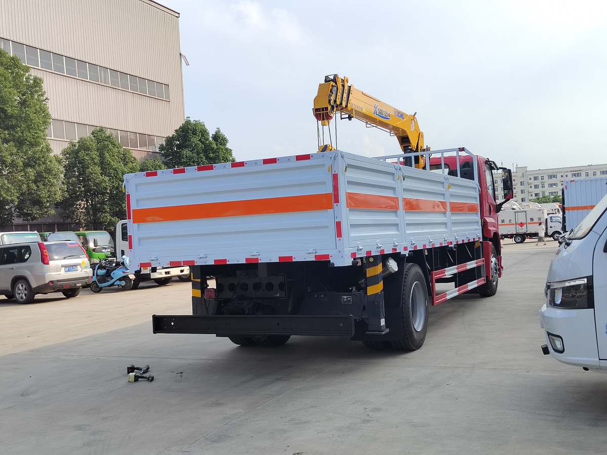 ISUZU GIGA FTR FVR 4HK1-TCG60 cargo truck with XCMG SQS 125 boom crane