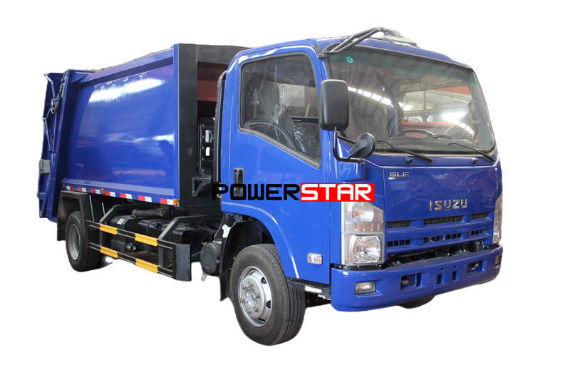 Truk pemadat sampah Isuzu 700P