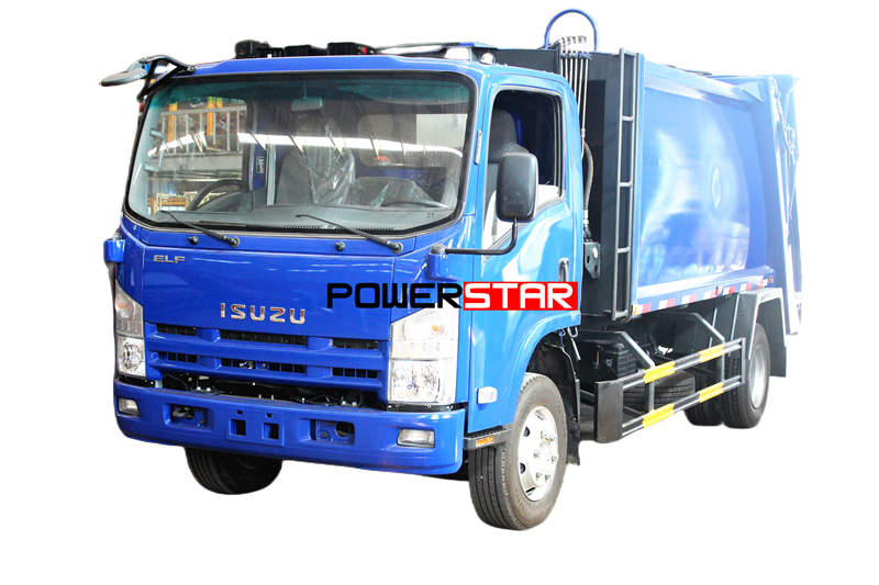 Truk pemadat sampah Isuzu 700P