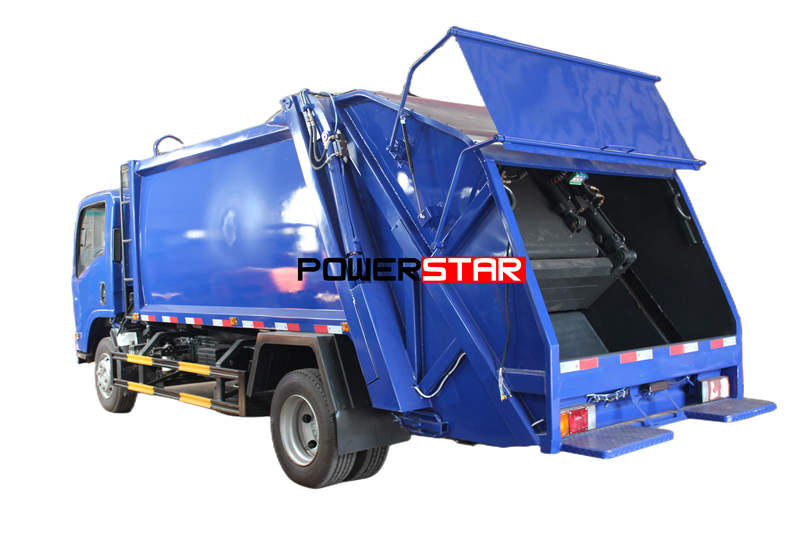 Truk pemadat sampah Isuzu 700P