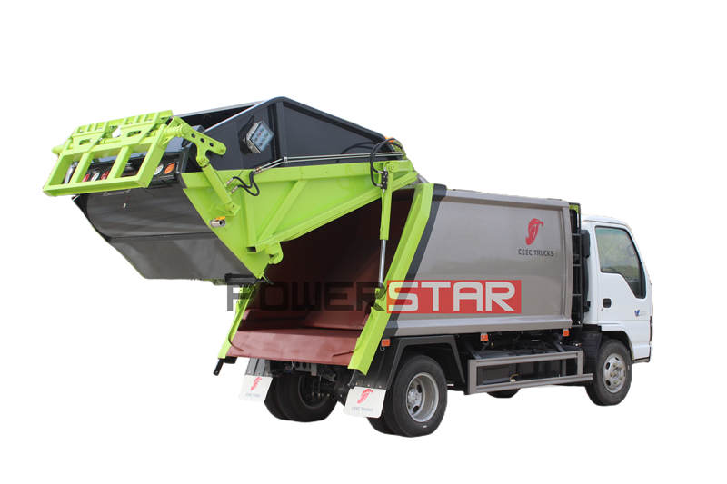 Truk pemadat sampah Isuzu 600P