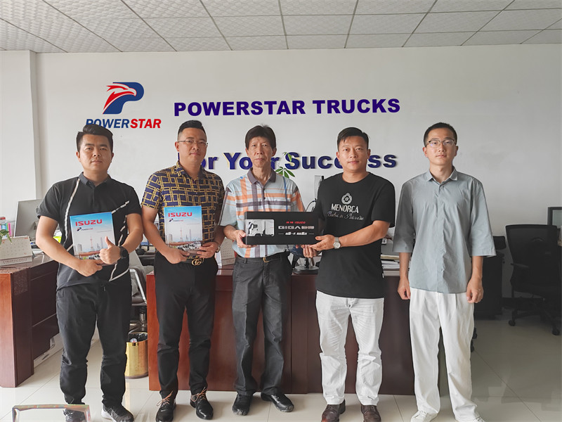 Pelanggan mengunjungi POWERSTAR untuk membeli truk derek ISUZU