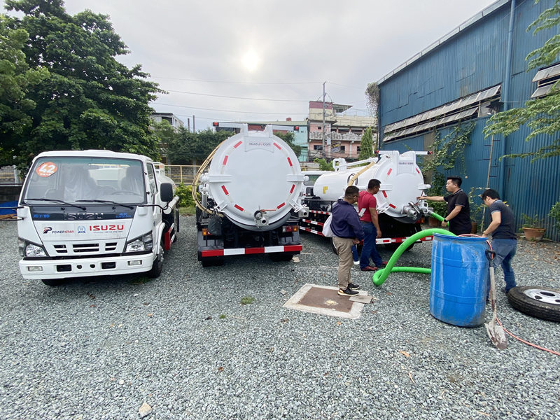 Truk pengisap saluran pembuangan ISUZU dijual