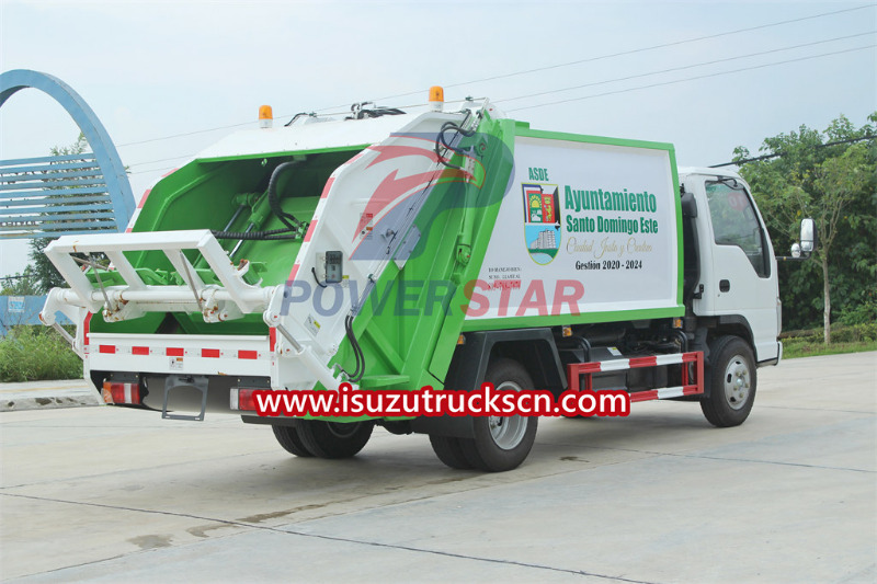 Isuzu NKR menolak truk pemadat