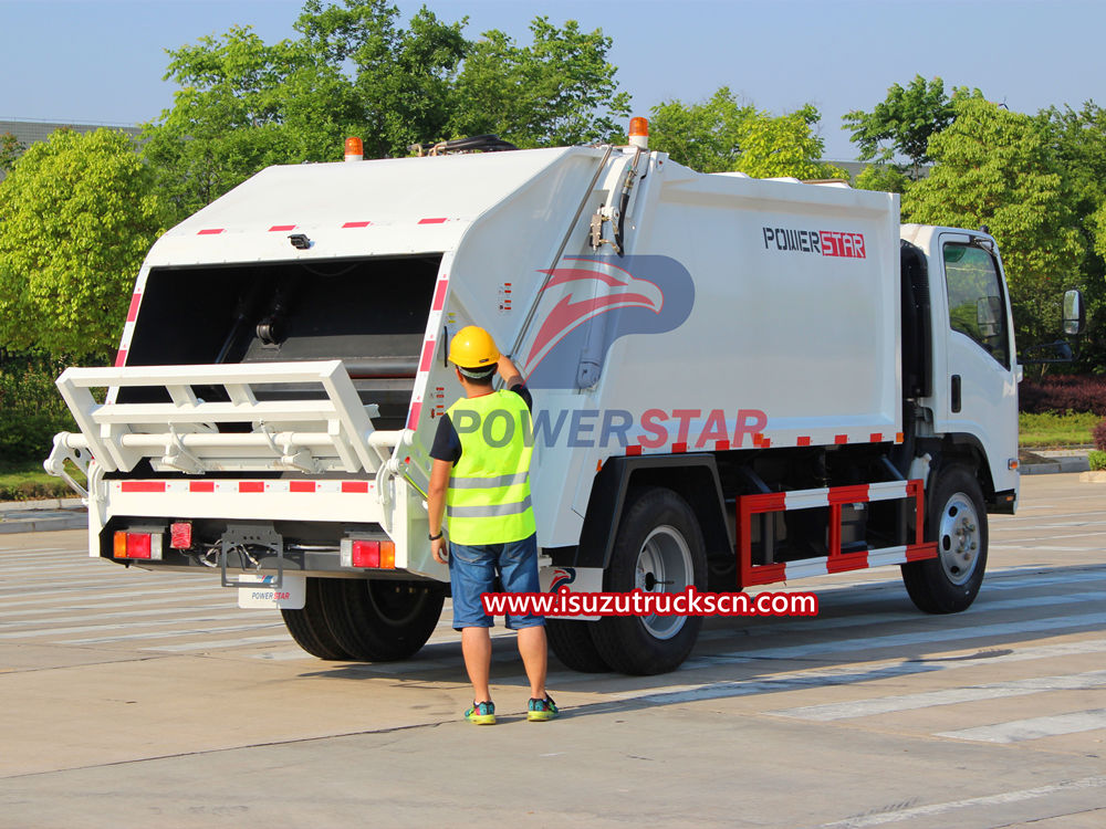 Truk pemadat sampah Isuzu