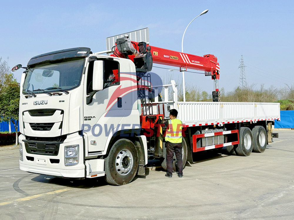 Truk Isuzu GIGA dengan derek 10 ton