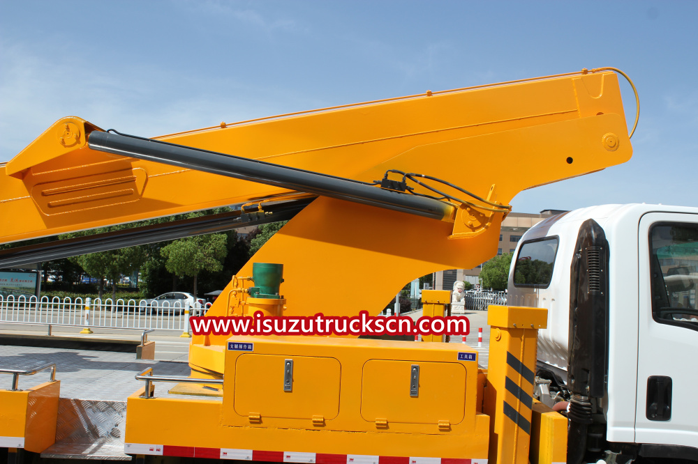 100 feet insulated Aerial Lift trucks Isuzu