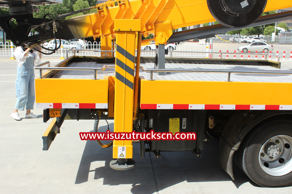 100 feet insulated Aerial Lift trucks Isuzu