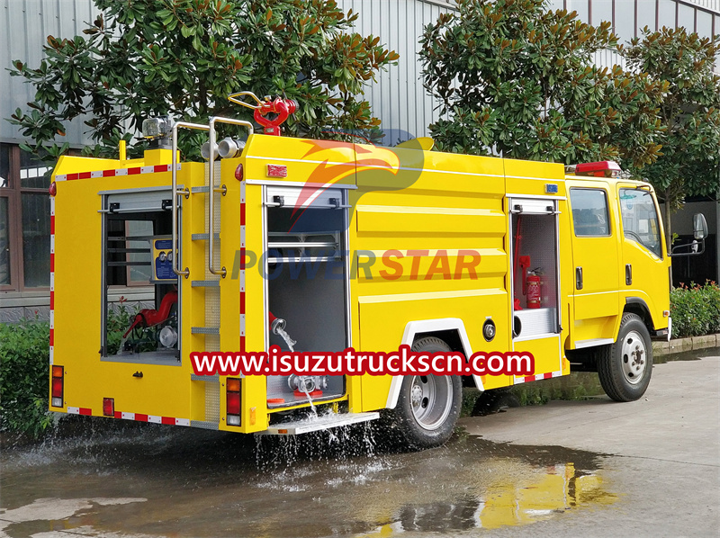 Truk pemadam kebakaran Isuzu ELF