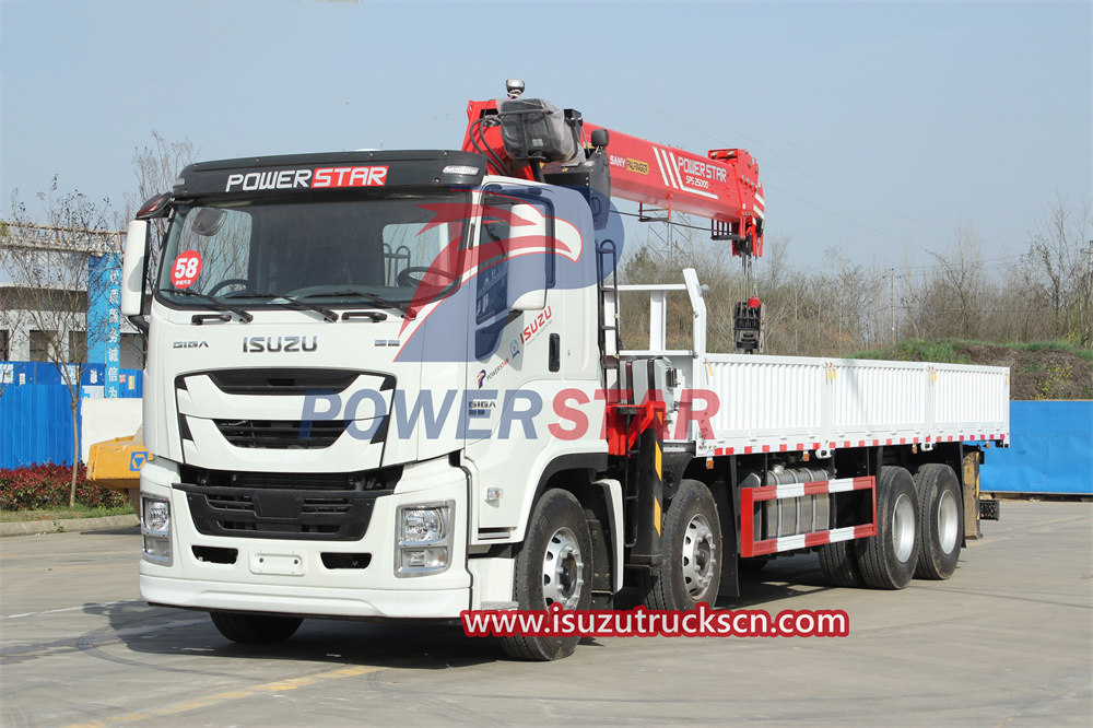 Truk Isuzu GIGA dengan derek