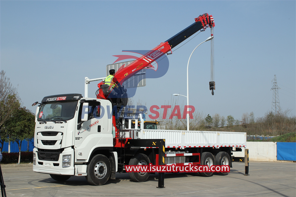 Truk Isuzu GIGA dengan derek