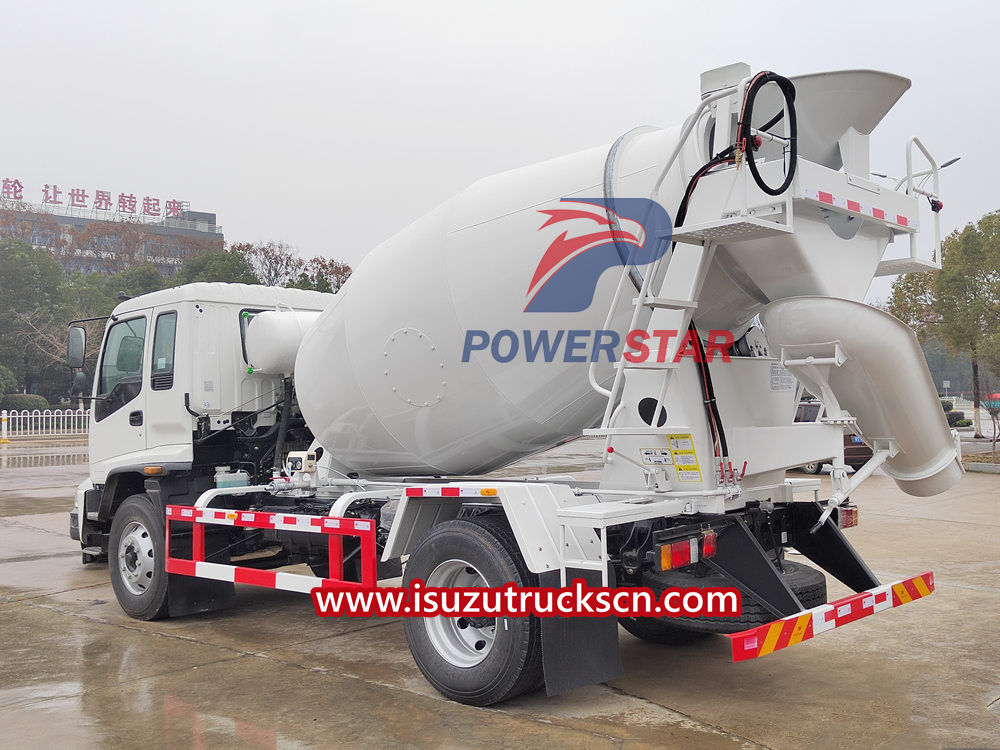 Truk pengaduk beton Isuzu