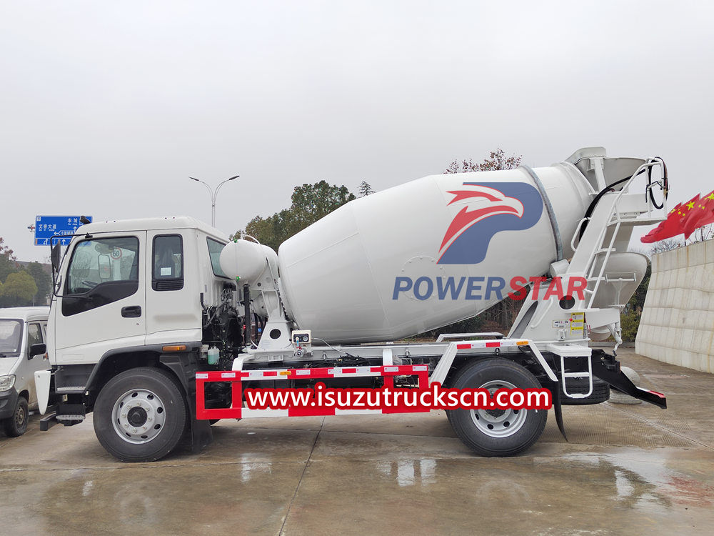 Truk pengaduk beton Isuzu