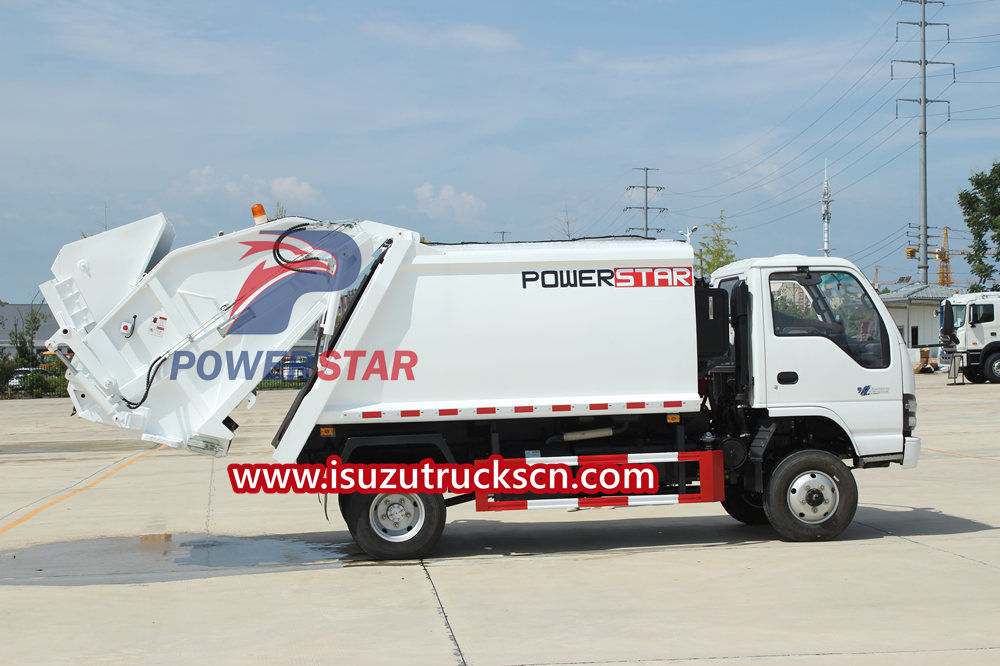 Truk pemadat sampah Isuzu