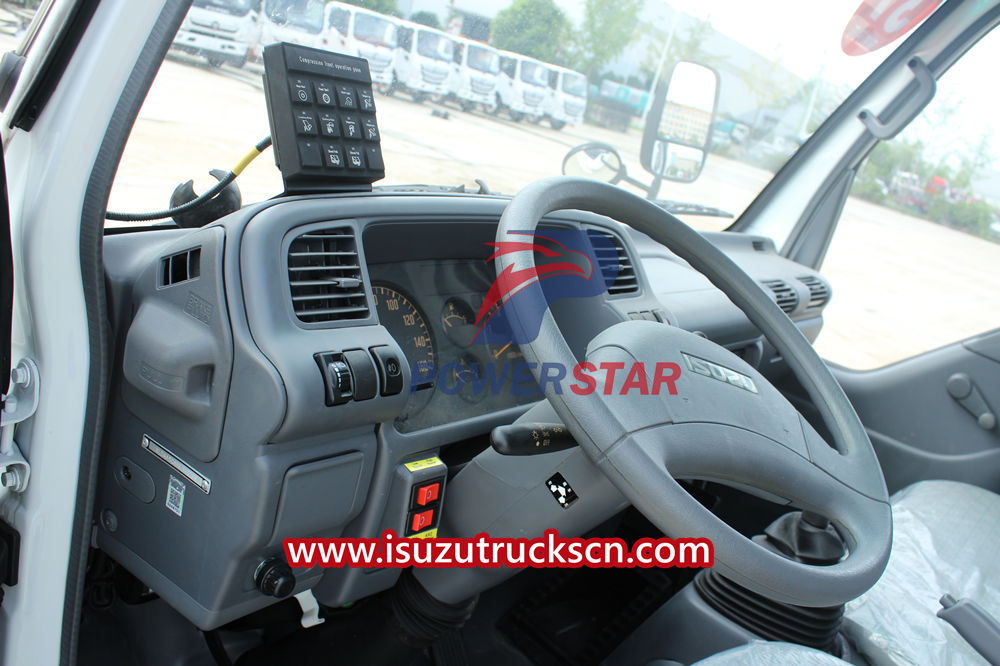 Isuzu menolak truk pemadat