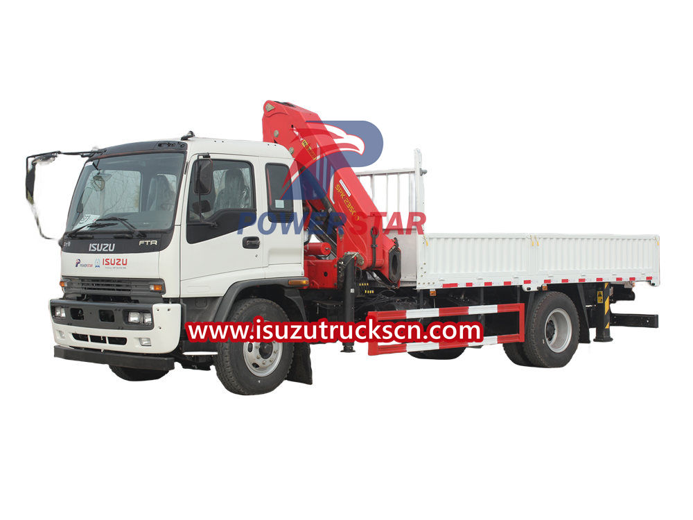 Truk Isuzu dengan derek