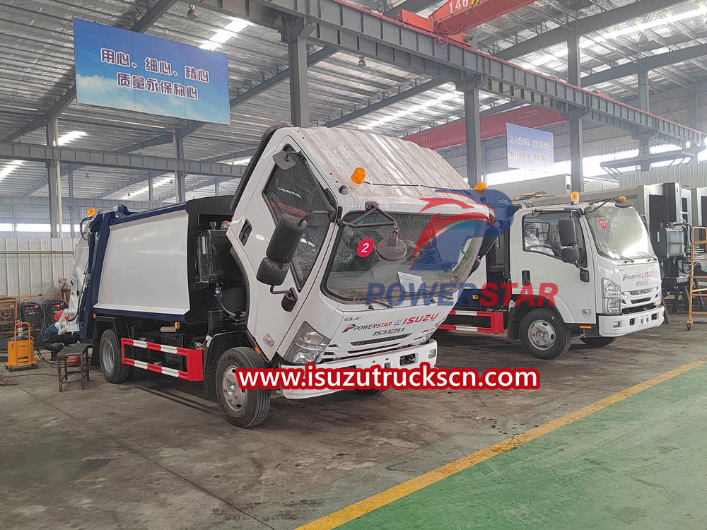 Truk pemadat sampah Isuzu