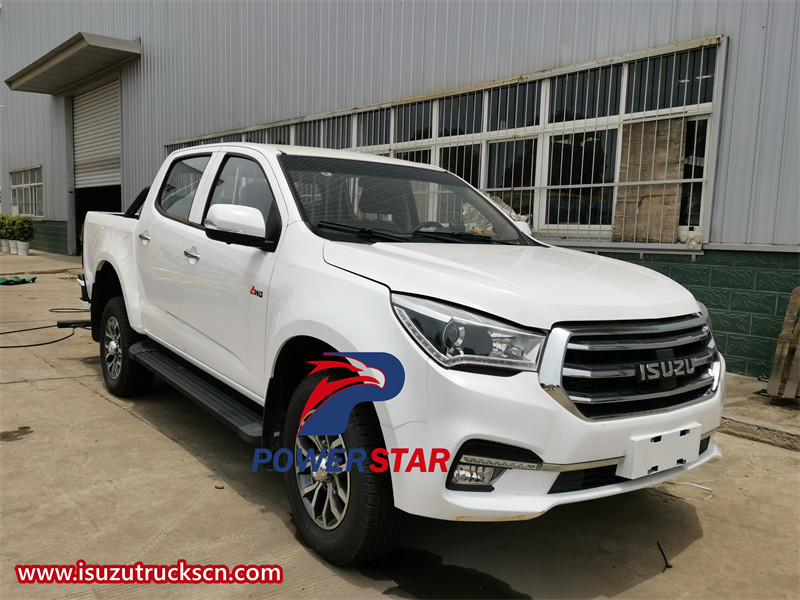 Isuzu 4WD pickup tow truck