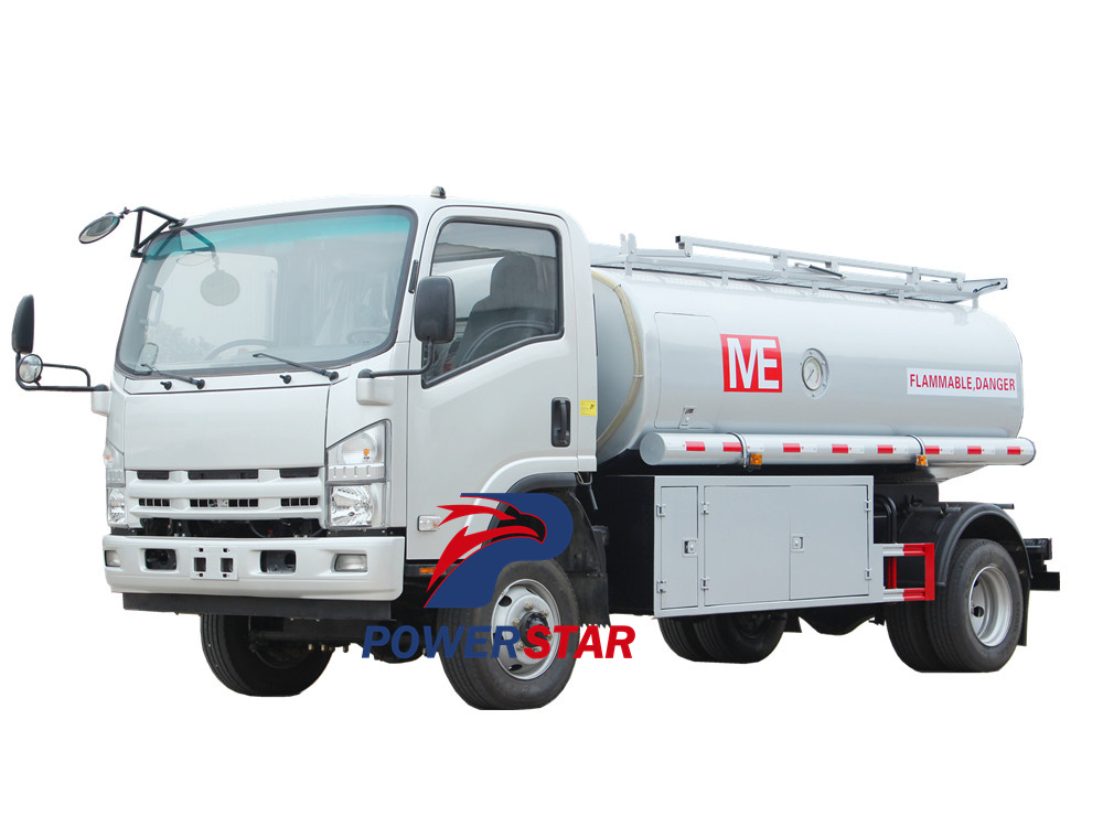 Truk tangki bahan bakar Isuzu 700P 4WD