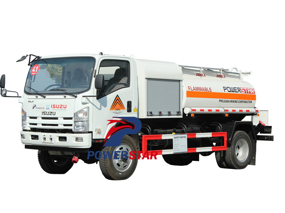 Truk tanker pompa bahan bakar gabungan Isuzu 700P 4x4