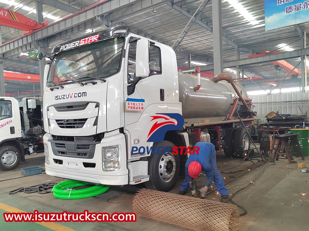 Truk pengisap limbah Isuzu