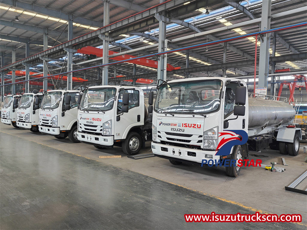 Truk air minum Isuzu NPR