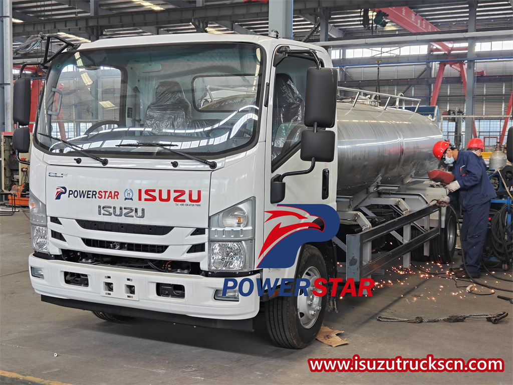 Truk penyiram air Isuzu 6000L