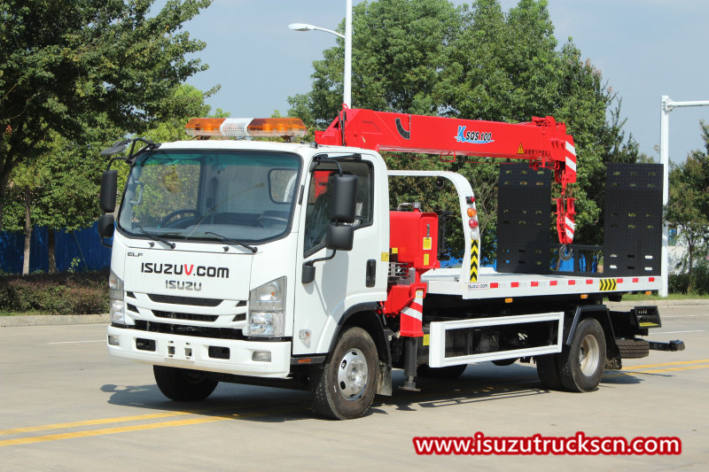 Isuzu ELF memulihkan truk derek flatbed dengan boom crane
    