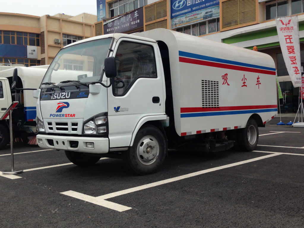 Klien Dubai membuat truk penyapu jalan ISUZU untuk penjualan pembersihan jalan umum
    