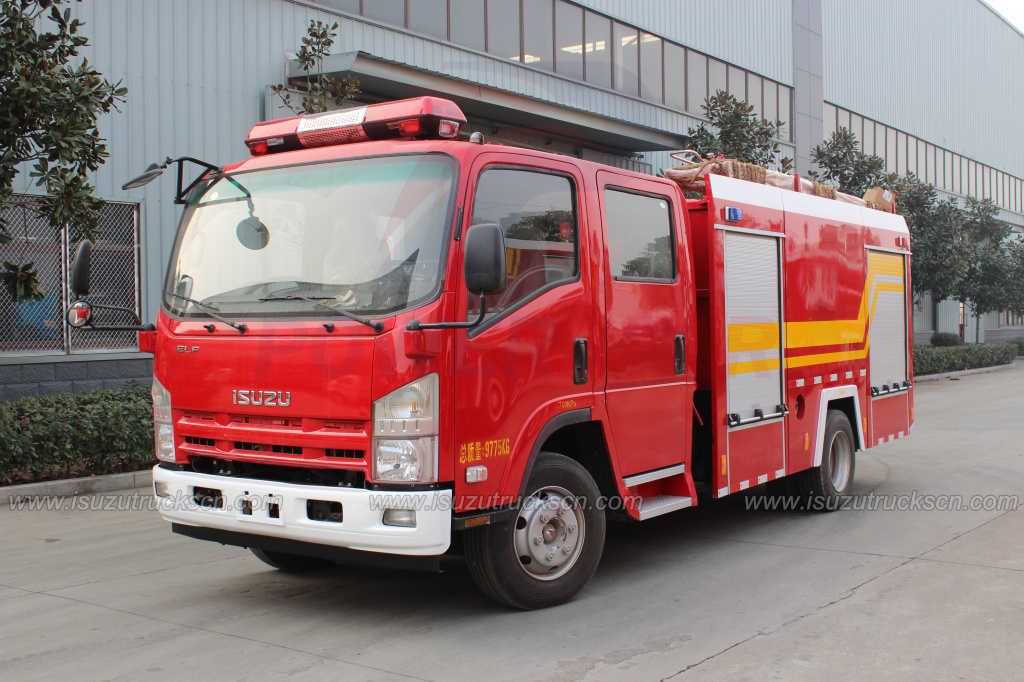 Kendaraan penyelamat kebakaran baru ISUZU 3500L dengan air
    