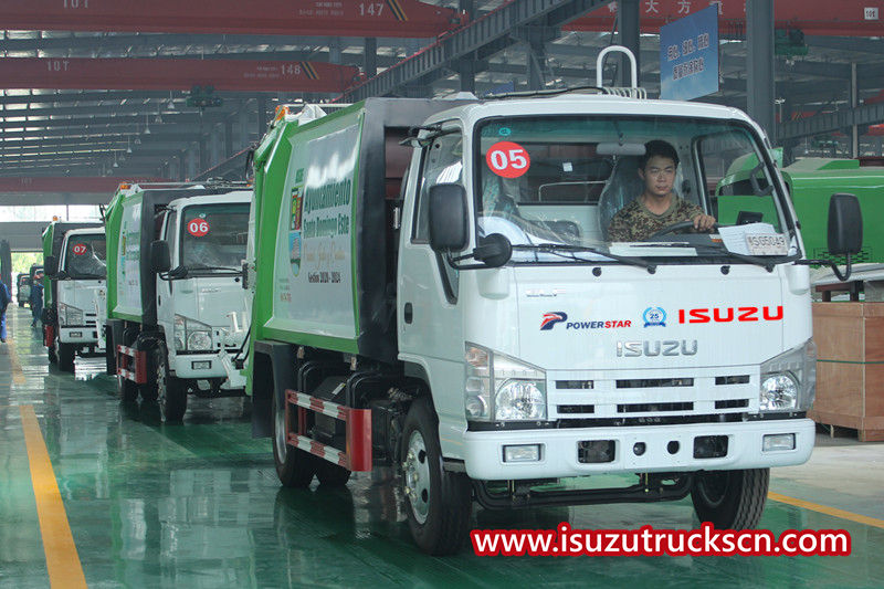 10 unit truk pemadat sampah ISUZU 4x2 dikirim ke kontainer 40 HQ
    