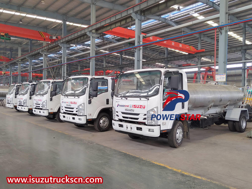 Truk tangki air minum baja Isuzu 4.000 liter diekspor ke Afrika
    