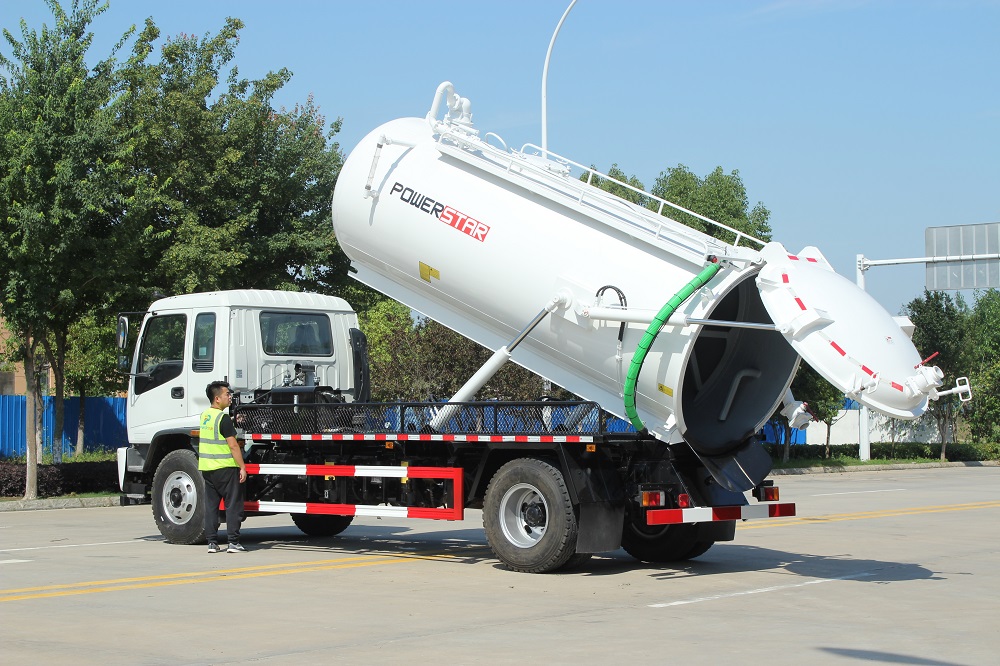 Truk tangki limbah ISUZU FTR 10 CBM, Mesin 4HK1-TC51, 205 hp
    