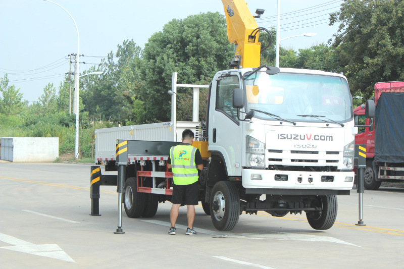 Truk pemuat Isuzu NPR 4X4 Kamboja dengan derek
    