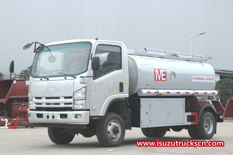 Truk pengiriman bahan bakar Isuzu ELF 4X4
    