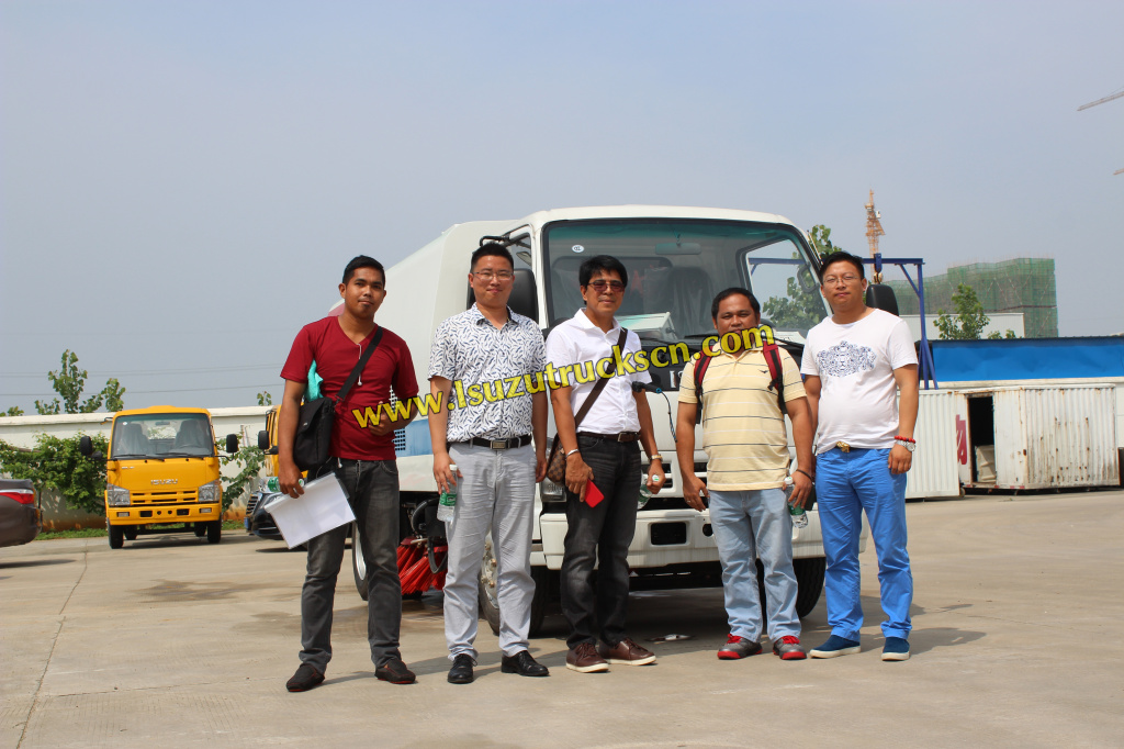 Pengemudi Filipina memeriksa truk penyapu jalan Isuzu
    