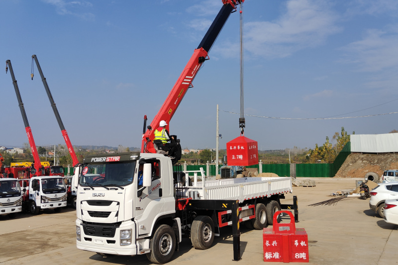 Isuzu Giga dengan Derek Truk Boom Hidraulik Palfinger SPS30000
    