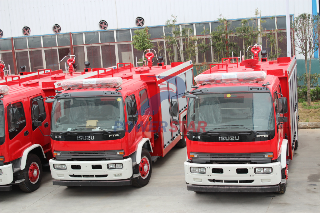 Truk Pemadam Kebakaran ISUZU dengan tanker bubuk air Busa dari truk Powerstar
    