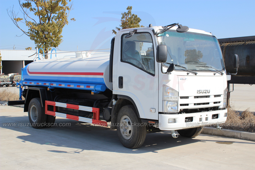 Truk tangki air ISUZU NPR 8000L Truk penyiraman ELF 700P
    