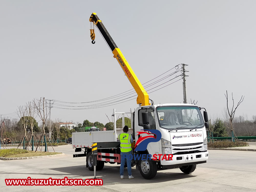 Maladewa Isuzu Kanan mengendarai truk Boom Crane
    