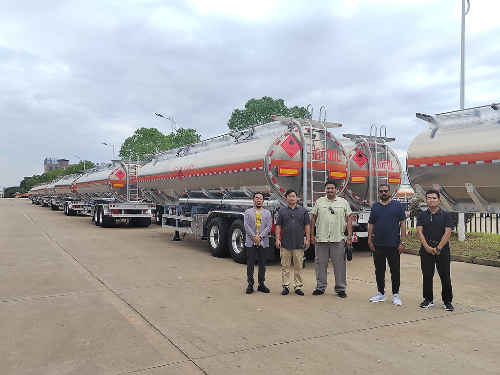 Kunjungan pelanggan Arab Saudi untuk semitrailer tanker bahan bakar Aluminium 38000L
    