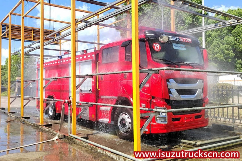 Mesin Pemadam Kebakaran Busa/Air ISUZU GIGA lulus Uji Hujan
    