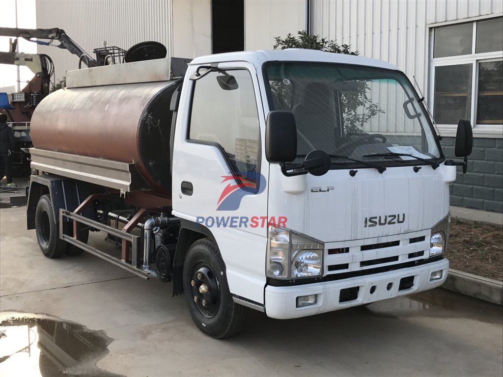 Pelanggan membuat truk penyiram air Isuzu bowser air
    