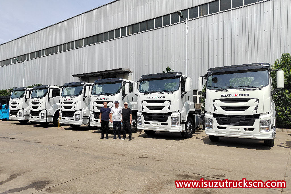 Sasis truk kargo ISUZU FVR 5X 240HP untuk truk vakum
    