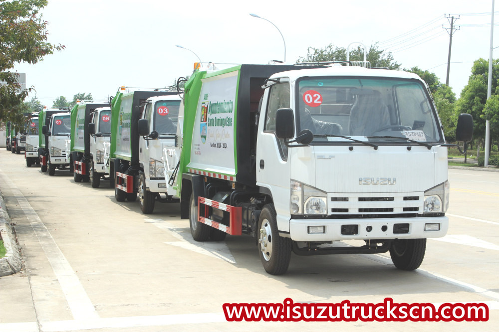 10 unit truk pemadat sampah ISUZU 4*2 dikirim ke kontainer 40 HQ
    