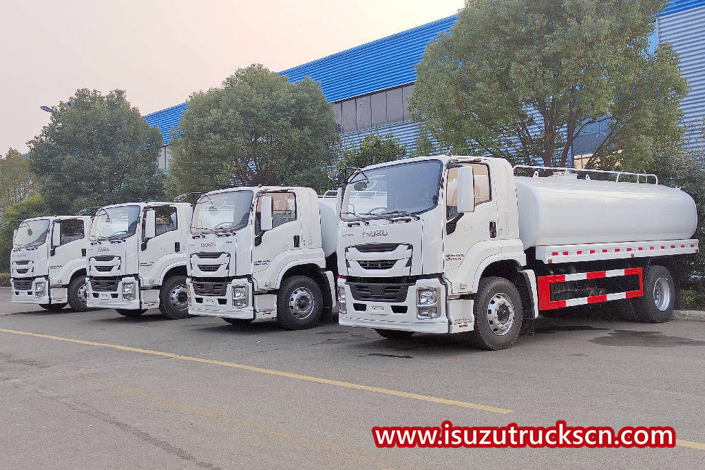 Truk tangki air minum ISUZU GIGA 12000L untuk ekspor
    