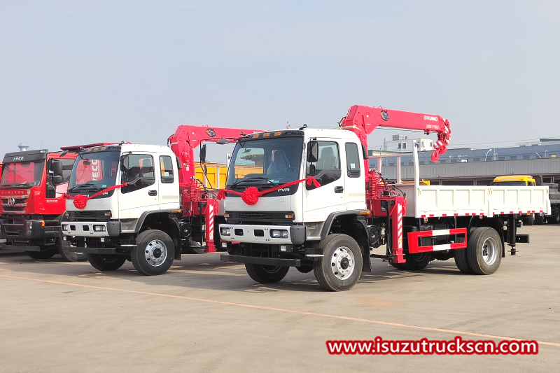 Isuzu FVR 4x4 semuanya menggerakkan truk kargo dengan boom crane UNIC
    