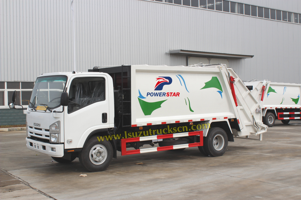 Klien Ghana truk pemadat sampah hidrolik ISUZU 5 ton
    